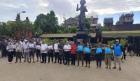 Menteri Lingkungan Hidup Dr. Hanif Faisol Nurofiq bersama Gubernur Bali Wayan Koster, Walikota Denpasar I Gusti Ngurah Jaya Negara, serta jajaran PLN Indonesia Power UBP Bali menyerahkan bantuan sembako secara simbolis kepada masyarakat terdampak banjir di Pasar Badung, Denpasar, Minggu (14/9/2025).