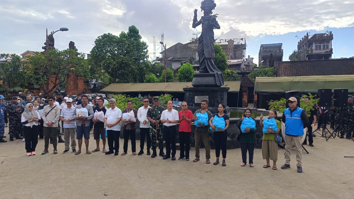 Menteri Lingkungan Hidup Dr. Hanif Faisol Nurofiq bersama Gubernur Bali Wayan Koster, Walikota Denpasar I Gusti Ngurah Jaya Negara, serta jajaran PLN Indonesia Power UBP Bali menyerahkan bantuan sembako secara simbolis kepada masyarakat terdampak banjir di Pasar Badung, Denpasar, Minggu (14/9/2025).