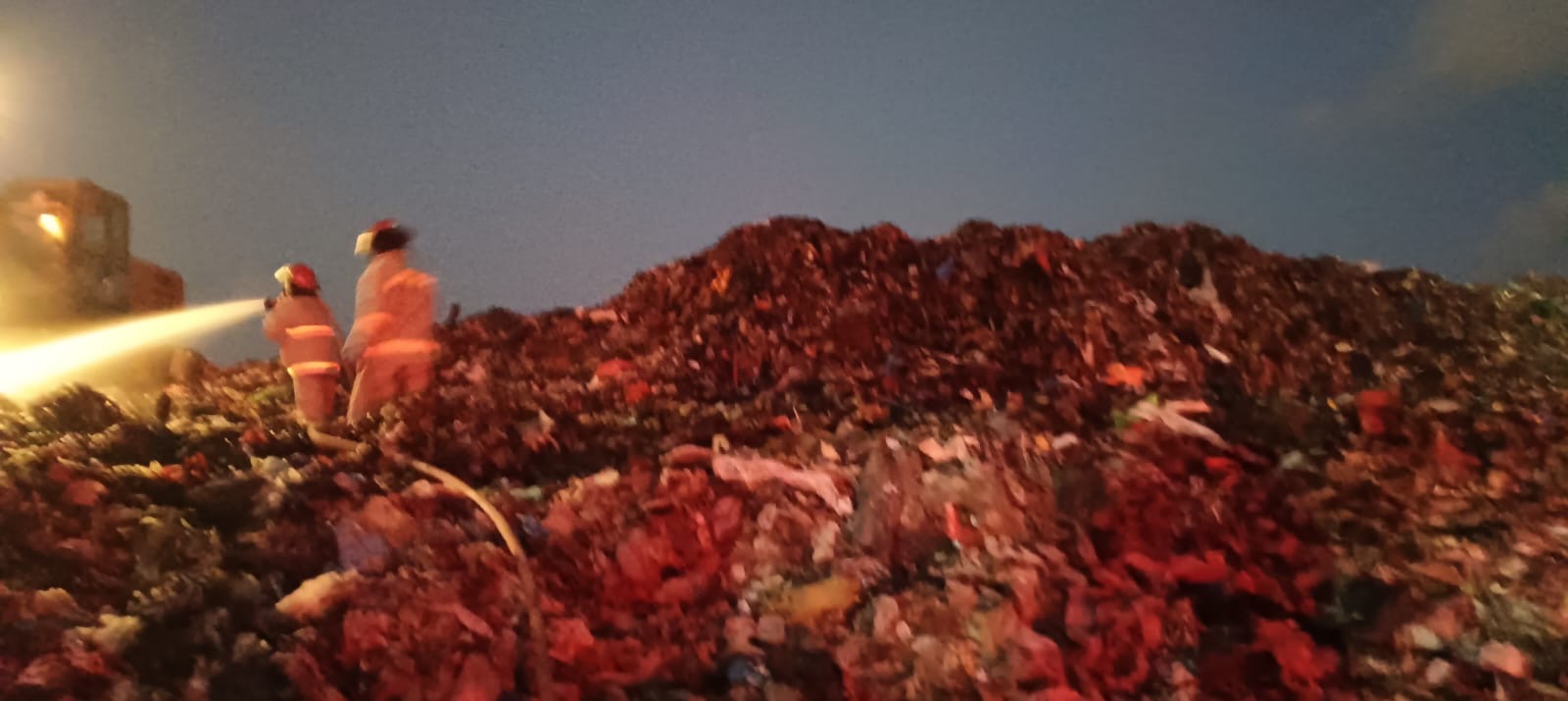 Foto: Situasi pemadaman di areal TPA Suwung. Sumber: Istimewa.