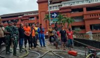 Foto: Gubernur Bali Wayan Koster bersama TNI, BPBD, dan relawan meninjau proses penyedotan air di area basement Pasar Kumbasari pascabanjir, Sabtu (13/9/2025).