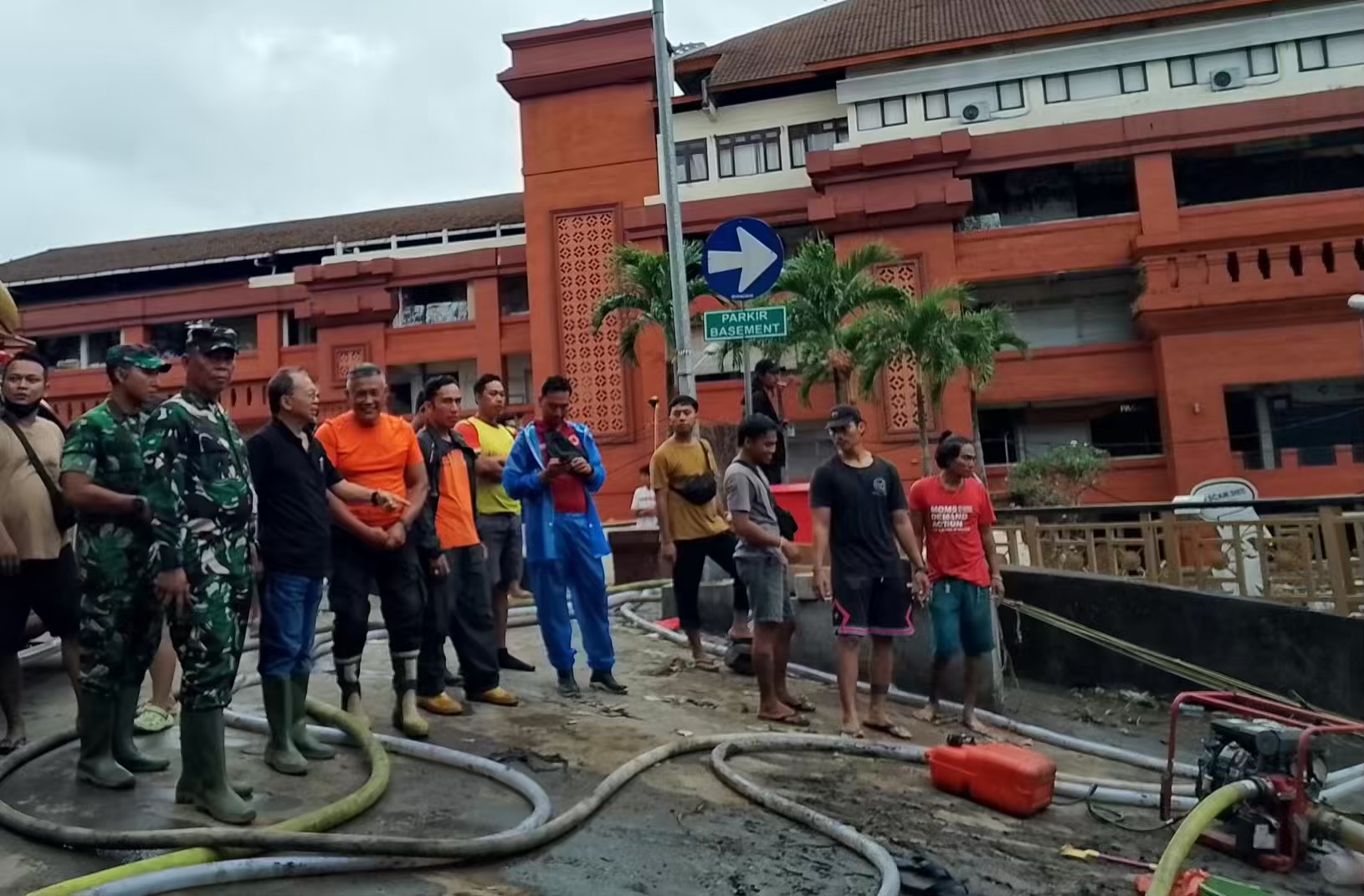 Foto: Gubernur Bali Wayan Koster bersama TNI, BPBD, dan relawan meninjau proses penyedotan air di area basement Pasar Kumbasari pascabanjir, Sabtu (13/9/2025).