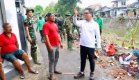 Wakil Wali Kota Denpasar, I Kadek Agus Arya Wibawa bersama mengkoordinir langsung penanganan sampah pasca banjir di wilayah aliran Tukad Badung, Jalan Bukit Tunggal, Pemecutan pada Senin (15/9/2025). Foto: dok/Pemkot Denpasar