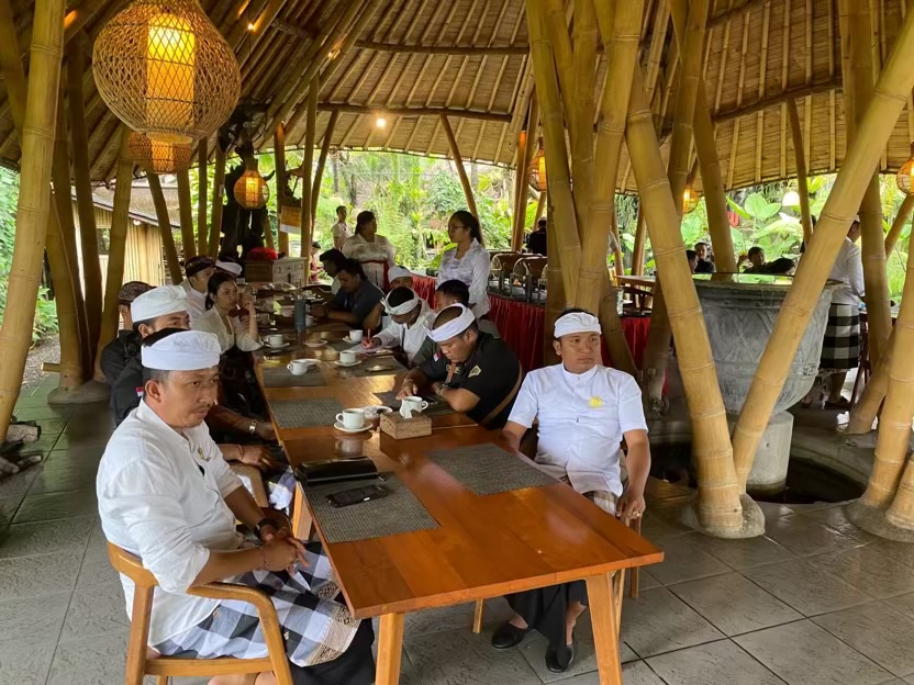 Foto: Suasana pertemuan aparat penegak hukum bersama Pasikian Yowana MDA Bali di salah satu bale bambu, membahas sinergi menjaga keamanan dan kondusifitas Pulau Dewata. Sumber: dok/hms