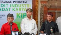 Foto: Gubernur Bali Wayan Koster, Menteri Perindustrian Agus Gumiwang Kartasasmita, dan Direktur Utama Bank BPD Bali I Nyoman Sudharma memberikan keterangan pers usai sosialisasi Program Kredit Industri Padat Karya (KIPK) di Gedung Wiswa Sabha, Kantor Gubernur Bali, Denpasar, Kamis (4/9/2025). Sumber: wacanabali.com