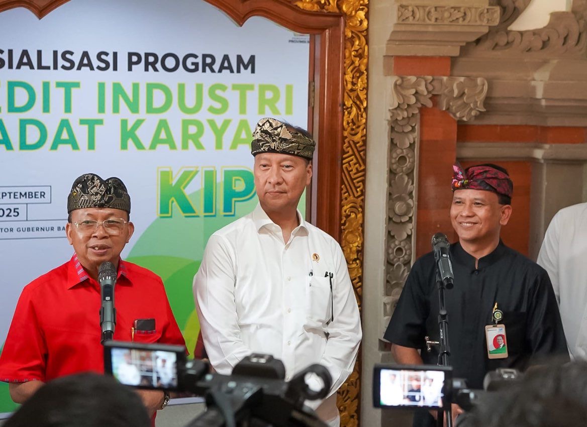 Foto: Gubernur Bali Wayan Koster, Menteri Perindustrian Agus Gumiwang Kartasasmita, dan Direktur Utama Bank BPD Bali I Nyoman Sudharma memberikan keterangan pers usai sosialisasi Program Kredit Industri Padat Karya (KIPK) di Gedung Wiswa Sabha, Kantor Gubernur Bali, Denpasar, Kamis (4/9/2025). Sumber: wacanabali.com