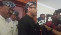 Foto: Wali Kota Denpasar I Gusti Ngurah Jaya Negara saat diwawancarai awak media di Graha Sewaka Dharma, Senin (29/9/25). Sumber: Komang Ari/Wacana Bali.