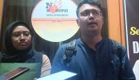 Foto: Ketua Bidang Advokasi YLBHI-LBH Bali Ignatius Rhadite saat diwawancarai awak media di Polda Bali, Minggu (7/9/25).