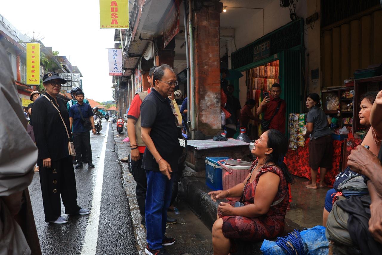 foto: Gubernur Bali Wayan Koster turun langsung menyapa warga Pasar Kumbasari yang terdampak banjir, Sabtu (13/9/2025). Kehadirannya disambut haru oleh para pedagang yang mengalami kerugian akibat bencana.