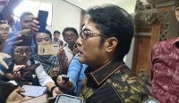 Foto: Wakil Gubernur Bali I Nyoman Giri Prasta saat diwawancarai awak media, Rabu (3/9/25). Sumber: Komang Ari/Wacana Bali.