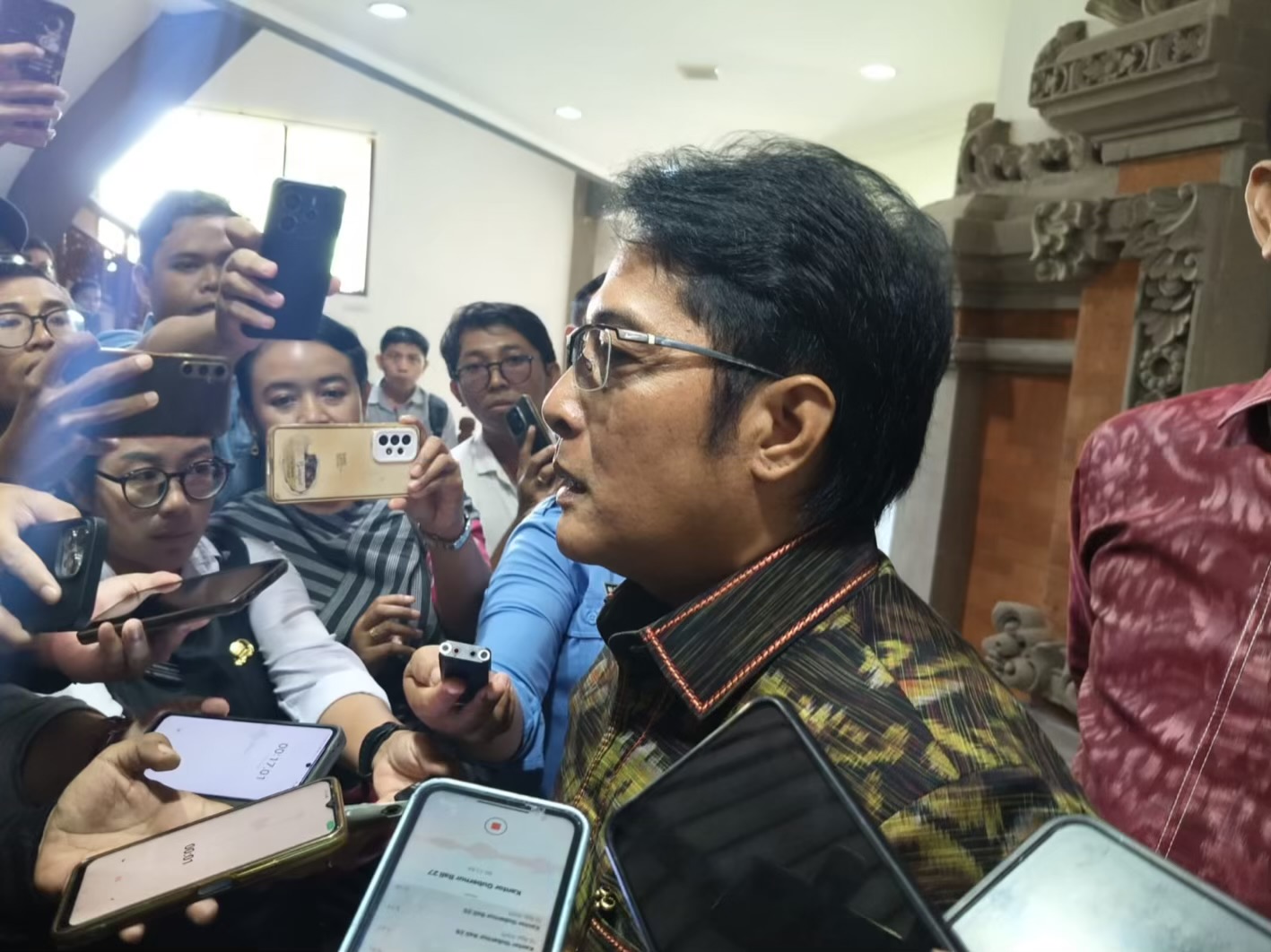 Foto: Wakil Gubernur Bali I Nyoman Giri Prasta saat diwawancarai awak media, Rabu (3/9/25). Sumber: Komang Ari/Wacana Bali.