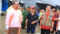 Foto: Gubernur Bali, Kepala BPBD dan Walikota Denpasar saat meninjau banjir. Sumber: Ist.