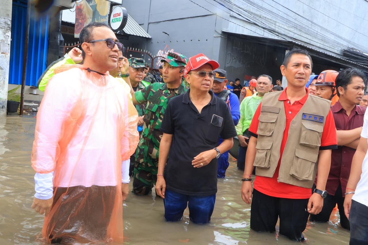 Foto: Gubernur Bali, Kepala BPBD dan Walikota Denpasar saat meninjau banjir. Sumber: Ist.