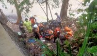 Foto: Tim SAR Gabungan saat evakuasi korban banjir. Sumber: Ist