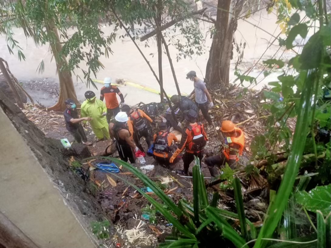 Foto: Tim SAR Gabungan saat evakuasi korban banjir. Sumber: Ist