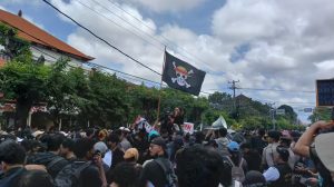 Foto: Demonstrasi di depan Mapolda Bali. Sumber: Yulius N/wacanabali.com