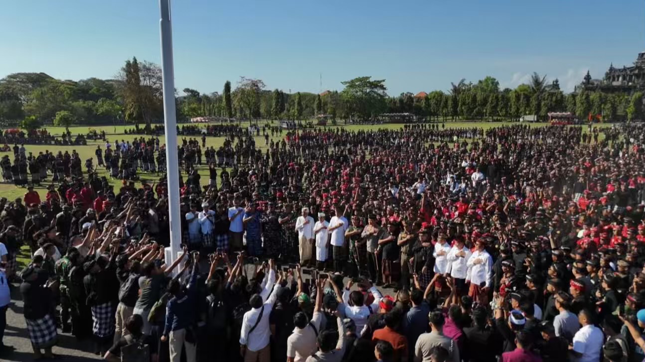 Foto: Belasan ribu pecalang di Bali mengikuti apel besar di Lapangan Puputan Monumen Bajra Sandhi, Denpasar, Senin (1/9/2025). Sumber: wacababali.com