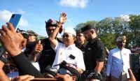 Foto: Gubernur Bali Wayan Koster bersama ribuan pecalang yang mengikuti apel besar di Lapangan Puputan Monumen Bajra Sandhi, Denpasar, Senin (1/9/2025). Sumber: wacababali.com