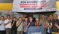 Foto: Pimpinan Muhamadiyah Bali bersama Adira Finance usai menyalurkan bantuan kepada korban banjir di sekitar wilayah Denpasar. Sumber: Yulius/wacanabali.com