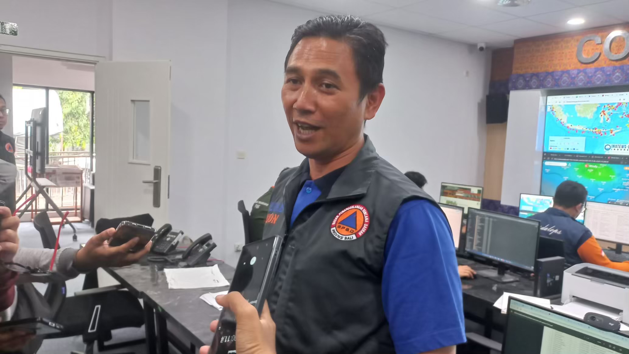 Foto: Kalaksa BPBD Provinsi Bali I Gede Agung Teja Bhusana Yadnya saat diwawancarai di kantornya, Senin (15/9/25).