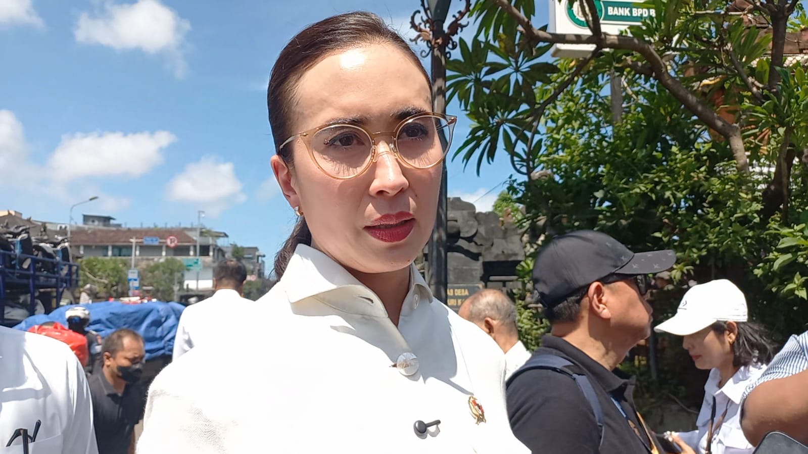 Foto: Menteri Pariwisata Widiyanti Putri Wardhana saat meninjau Pasar Kumbasari, Denpasar, Sabtu (13/9/25). Sumber: Komang Ari/Wacana Bali.