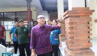 Wali Kota Denpasar, I Gusti Ngurah Jaya Negara saat meninjau kondisi plafon jebol di salah satu ruang kelas SDN 6 Padangsambian, Desa Padangsambian Kelod, Kecamatan Denpasar Barat, Senin (9/9/2025). Foto: dok/Pemkot Denpasar