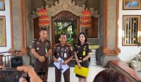 Foto: Kejati Bali konferensi pers soal pembubaran Yayasan Anak Bali Luih setelah terbukti melakukan tindak pidana perdagangan anak. Sumber: Ist.