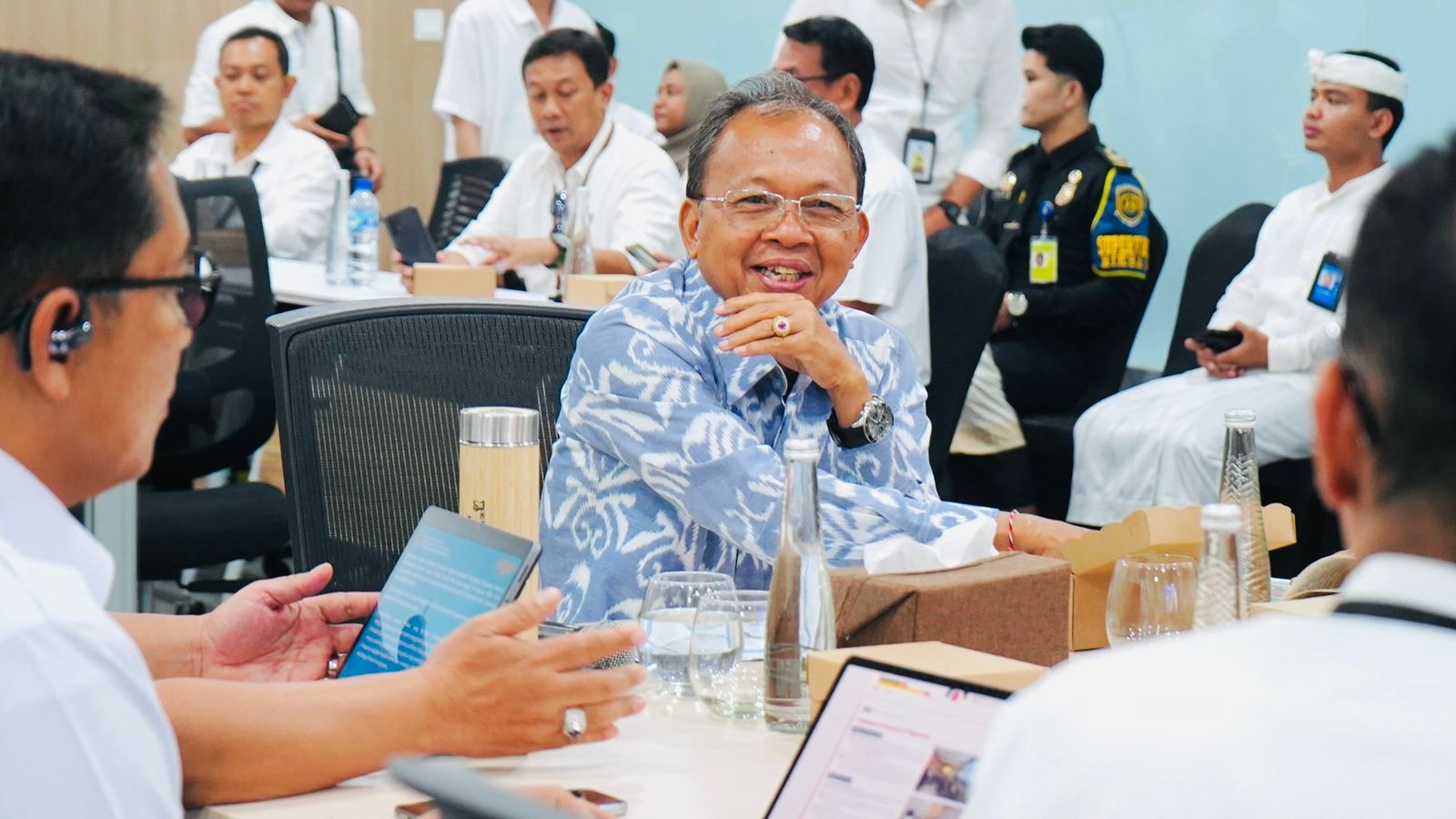Gubernur Bali Wayan Koster memimpin langsung rapat evaluasi peningkatan pelayanan Bandara Internasional I Gusti Ngurah Rai, Senin (23/09/2025). Foto: dok/Pemprov Bali