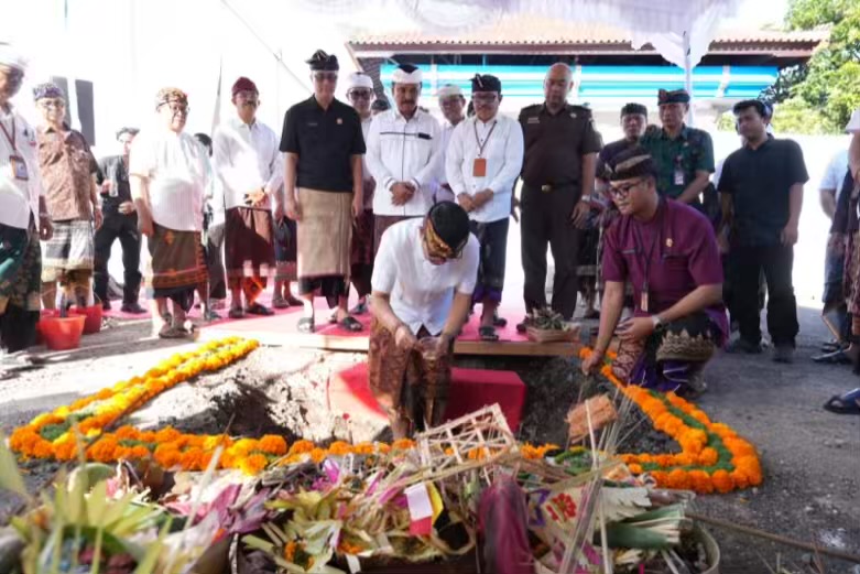 Bupati Wayan Adi Arnawa meletakan batu pertama (Groundbreaking) pembangunan Jaringan Distribusi Pipa Bawah Laut di IPA Estuary, Perumda Air Minum Tirta Mangutama Badung, Jalan By pass Ngurah Rai, Suwung. Kamis (11/9),