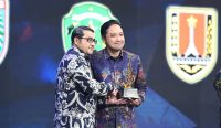 Penghargaan Apresiasi Daerah Peduli Pengembangan UMKM dan Potensi Sumber Daya Lokal diraih Kabupaten Badung saat HUT Ke-14 KompasTV di The Opus Grand Ballroom, Jakarta Selatan, Kamis (11/9).
