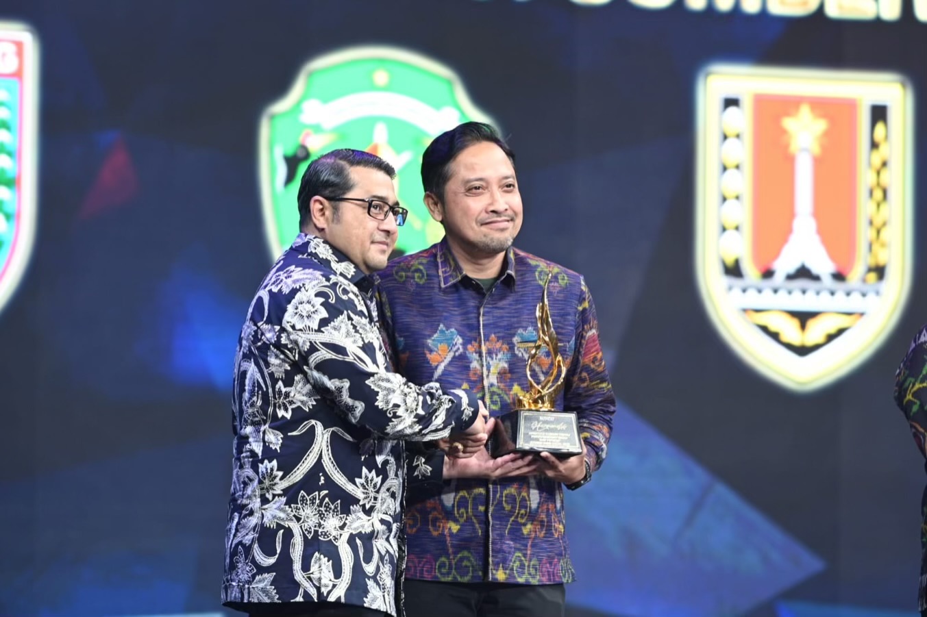 Penghargaan Apresiasi Daerah Peduli Pengembangan UMKM dan Potensi Sumber Daya Lokal diraih Kabupaten Badung saat HUT Ke-14 KompasTV di The Opus Grand Ballroom, Jakarta Selatan, Kamis (11/9).