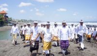 Bupati Wayan Adi Arnawa bersama Ketua DPRD I Gusti Anom Gumanti menghadiri Upacara Pemahayu Jagat, Mapekelem dan Nangluk Merana di Pantai Seseh, Desa Adat Seseh, Cemagi, Kecamatan Mengwi, Minggu (21/9).