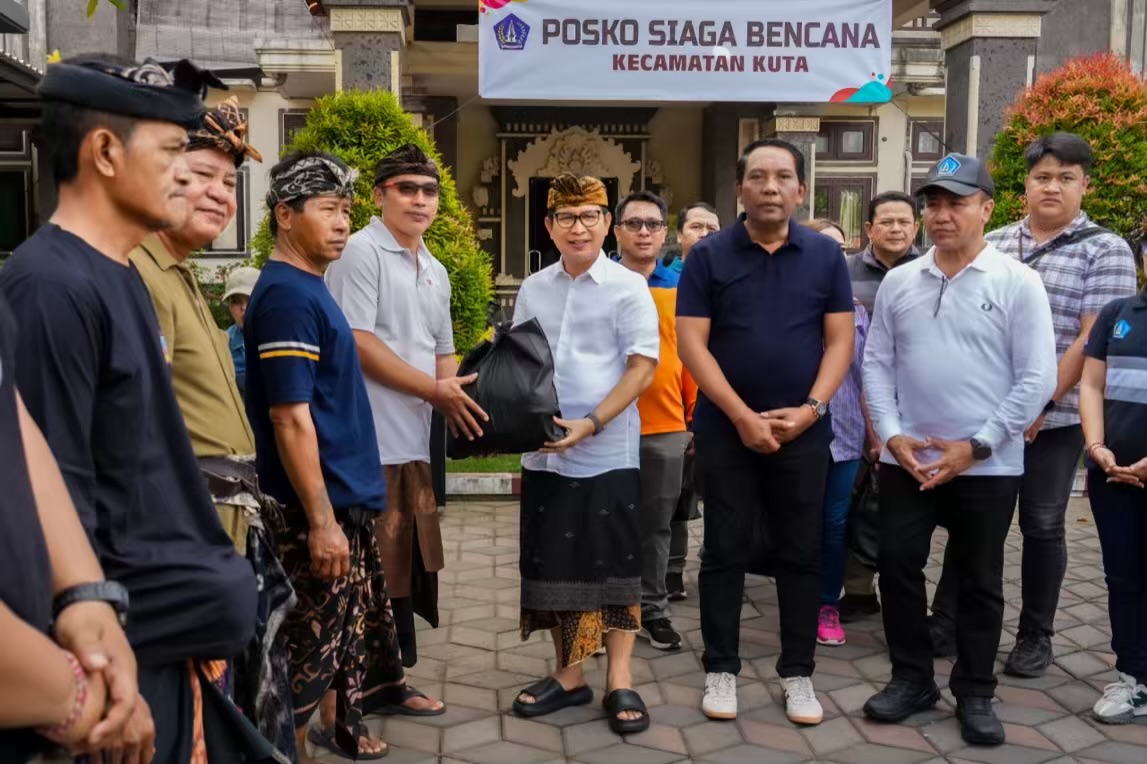Bupati Wayan Adi Arnawa menyalurkan bantuan logistik di Posko Penanganan Bencana, Kantor Camat Kuta, Minggu (14/9).