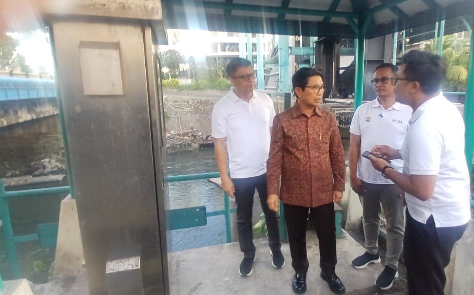 Bupati Wayan Adi Arnawa meninjau alat penyaring sampah (trash rack) di alur Tukad Mati, Kelurahan Legian, Kuta, pada Jumat (26/9).