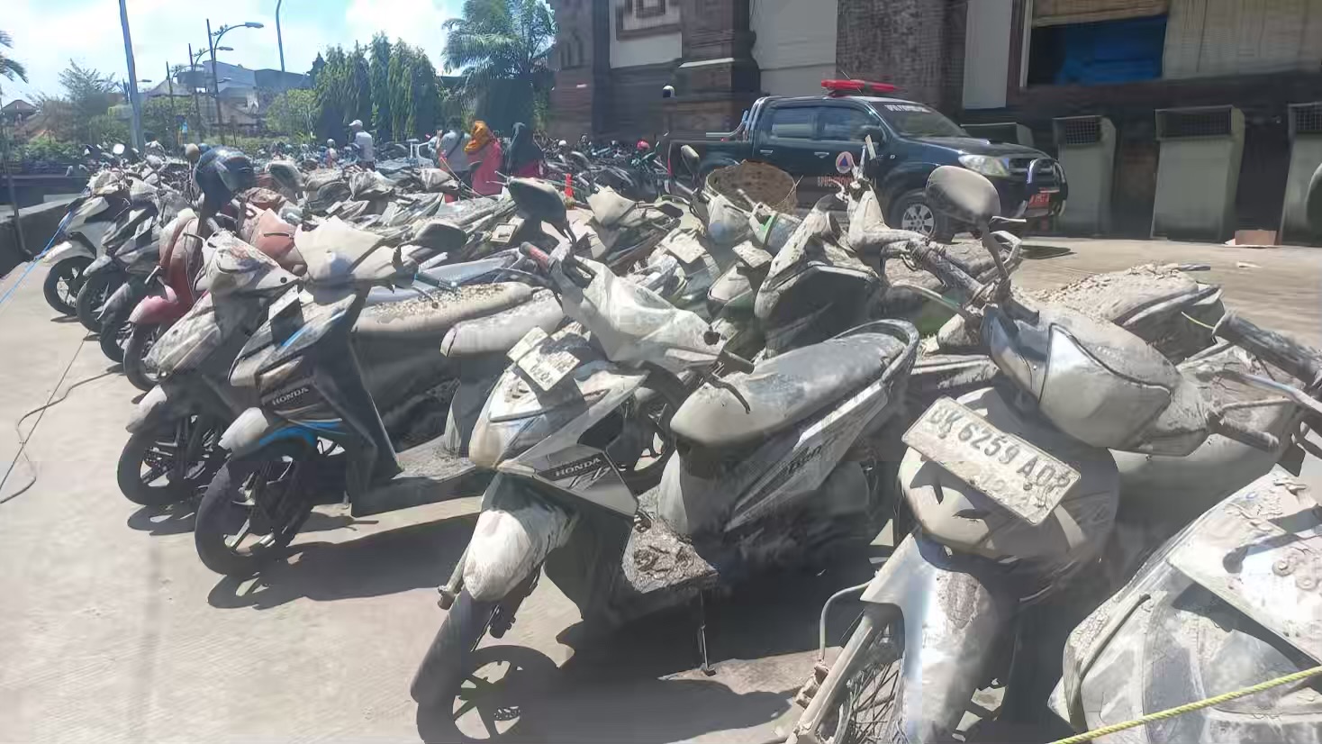 Foto: Puluhan kendaraan terdampak banjir di basement Pasar Kumbasari berhasil dievakuasi, Kamis (11/9/25). Sumber: Komang Ari/Wacana Bali.