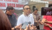 Foto: Wali Kota Denpasar, I Gusti Ngurah Jaya Negara saat diwawancarai awak media di Posko Induk Penanganan Bencana, Selasa (16/9/25).