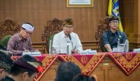Foto: Bupati Adi Arnawa menerima kunjungan Komisi I dan Panitia Khusus (Pansus) DPRD Provinsi Bali di Ruang Rapat Kriya Gosana, Puspem Badung, Kamis (4/9). Sumber: dok/hms