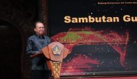 Foto: Gubernur Bali Wayan Koster memberikan sambutan dalam peringatan Hari Statistik Nasional di Gedung Ksirarnawa Art Center, Denpasar, Jumat (26/9/2025).