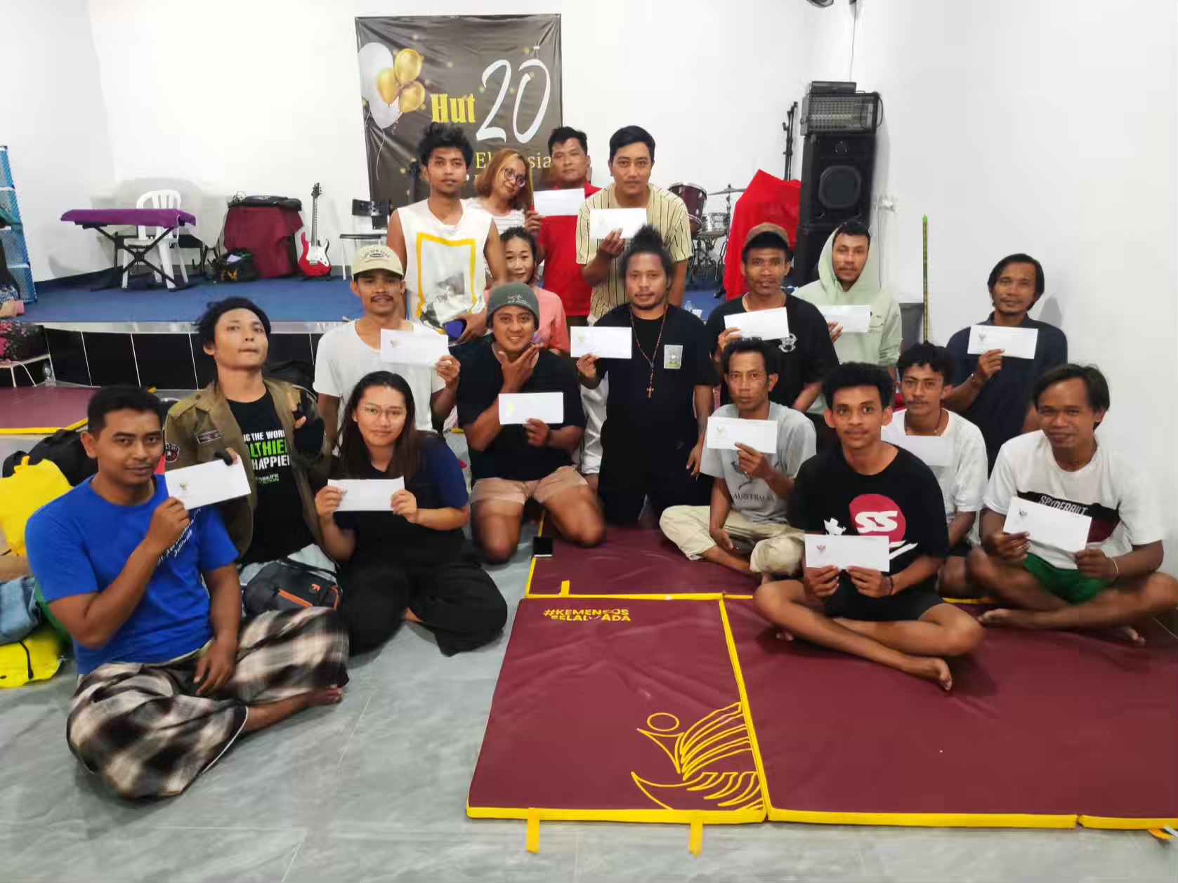 Warga penerima bantuan tunai menunjukkan amplop bantuan yang disalurkan Gubernur Bali Wayan Koster bagi korban terdampak banjir di Denpasar, Minggu (14/9/2025).