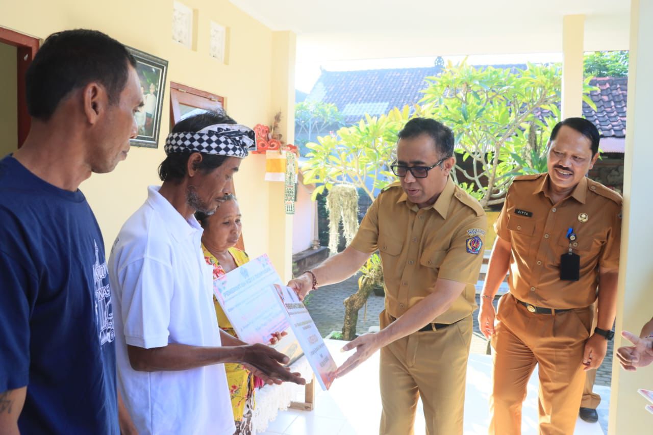 Foto: Penyerahan RLH oleh Wali Kota Denpasar I Gusti Ngurah Jaya Negara. Sumber: Istimewa.