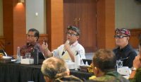Foto: Wali Kota Denpasar I Gusti Ngurah Jaya Negara saat memimpin rapat koordinasi pascabanjir di Graha Sewaka Dharma, Selasa (23/9/25). Sumber: Istimewa.
