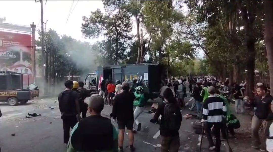 Foto: Pendemo saat rusuh di di depan Kantor DPRD Bali. Sumber: Yulius N/wacanabali.com