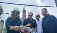 Foto: Gubernur Bali Wayan Koster saat meninjau pembangunan tahap II Turyapada Tower. Sumber: Yulius N/wacanabali.com