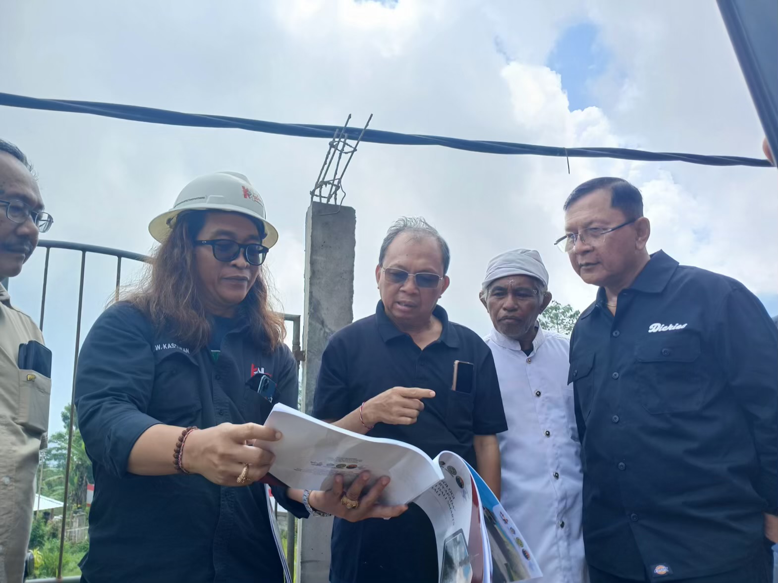 Foto: Gubernur Bali Wayan Koster saat meninjau pembangunan tahap II Turyapada Tower. Sumber: Yulius N/wacanabali.com