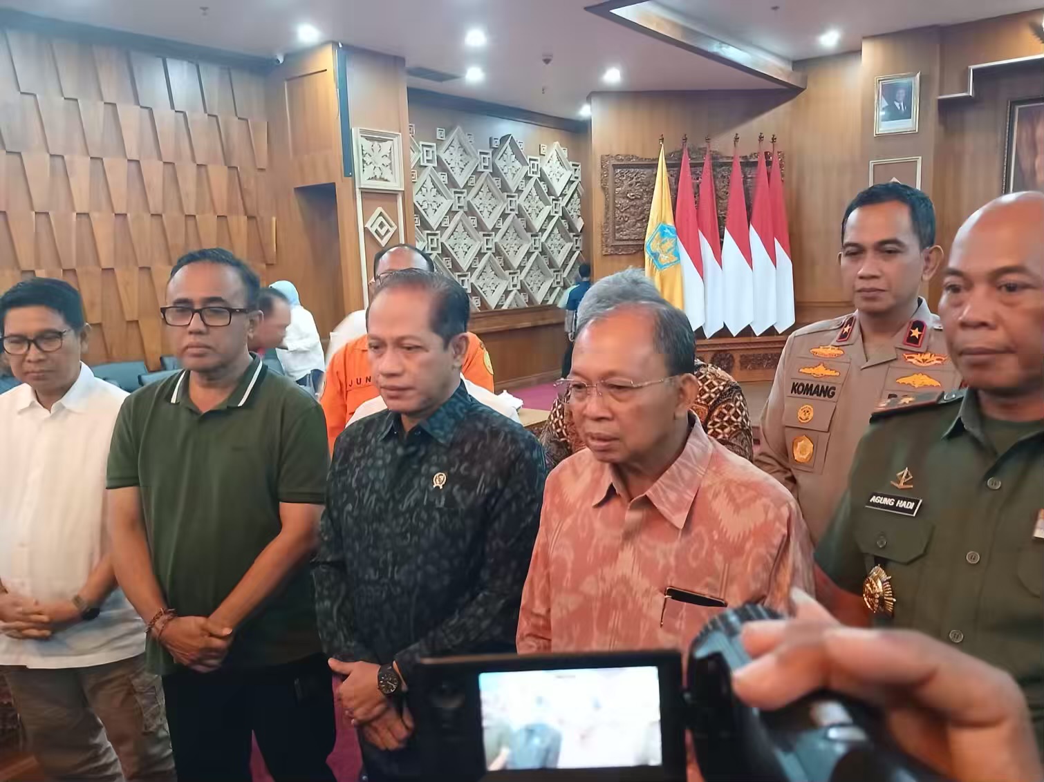 Foto: Menteri LH, Hanif Faizal Nurofiq, Gubernur Bali Wayan Koster bersama Walikota Denpasar, Bupati Badung serta Forkopimda se-Bali. Sumber: Yulius N/wacanabali.com