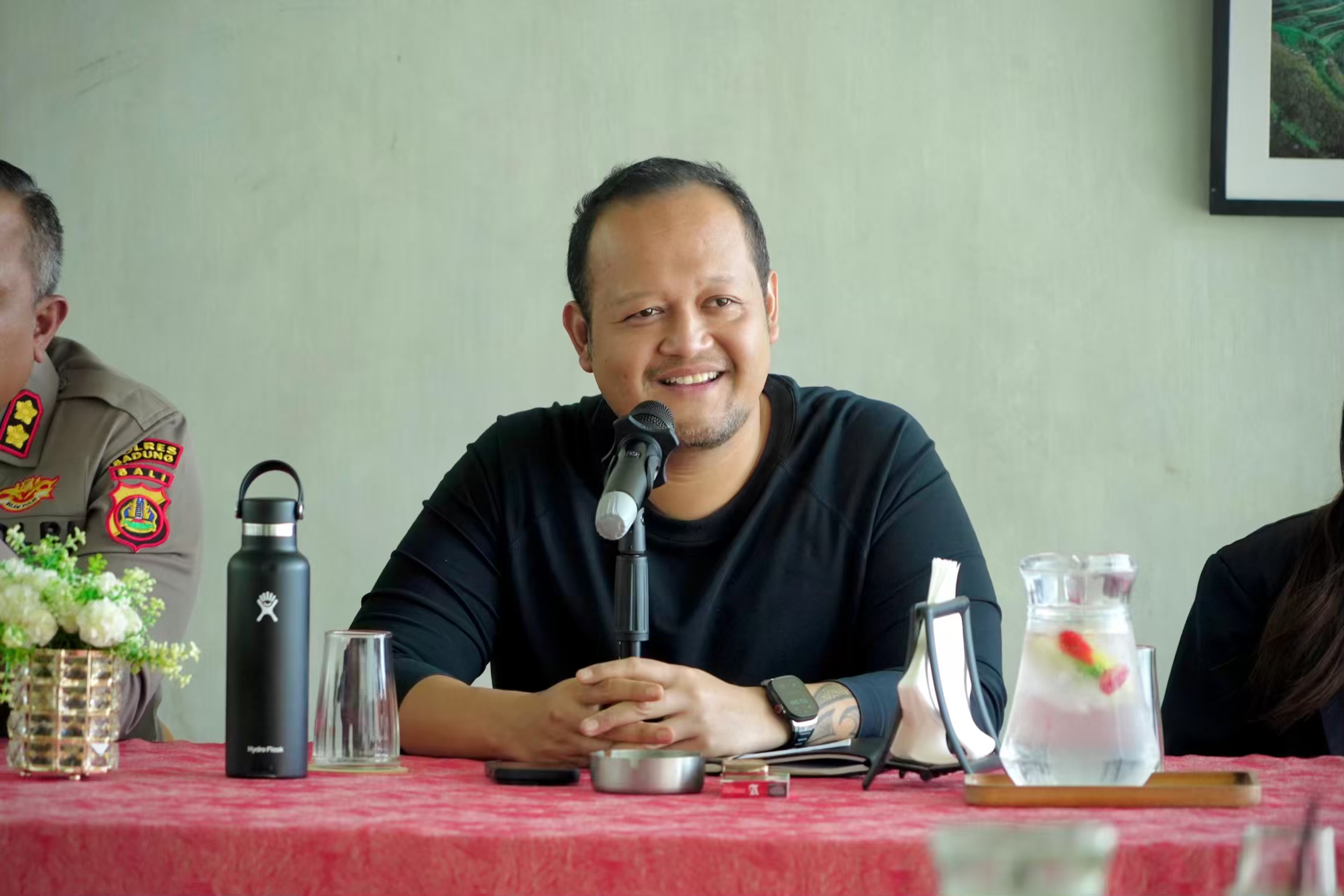 foto: Wakil Bupati Badung Bagus Alit Sucipta saat memberikan sambutan dalam tatap muka bersama Polres Badung, BEM se-Badung, dan LSM Jarak Bali di Restoran Sunfield, Desa Dharmasaba, Abiansemal, Jumat (5/9/2025).