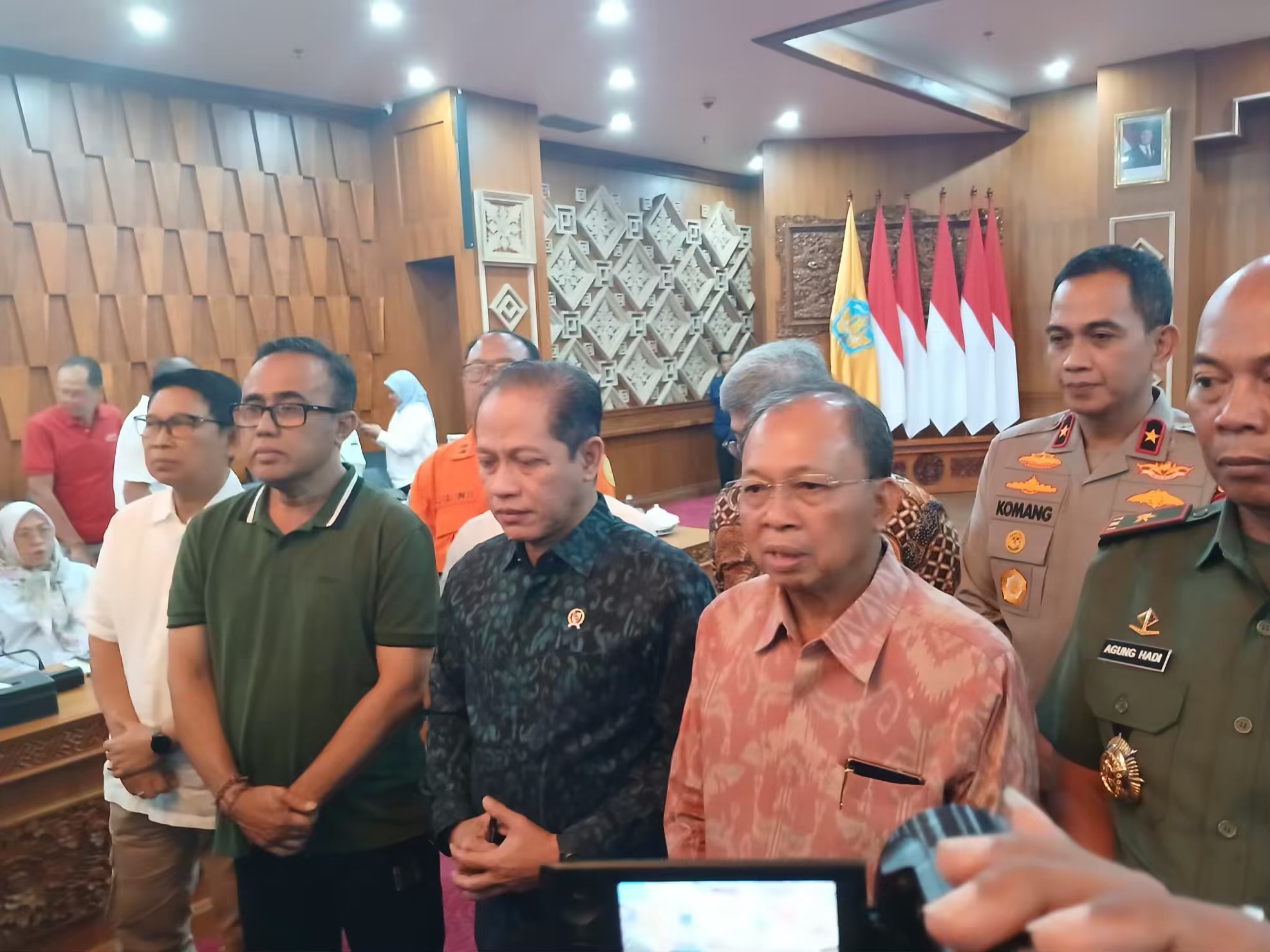Foto: Menteri LH, Hanif Faizal Nurofiq, Gubernur Bali Wayan Koster bersama Walikota Denpasar, Bupati Badung serta Forkopimda se-Bali. Sumber: Yulius N/wacanabali.com