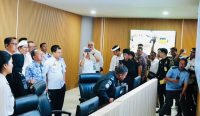 Gubernur Bali Wayan Koster bersama jajaran Angkasa Pura, Imigrasi, Bea Cukai, dan instansi terkait saat meninjau ruang layanan kedatangan internasional Bandara I Gusti Ngurah Rai, usai rapat evaluasi peningkatan kualitas pelayanan, Senin (22/9/2025). Foto: tim/diksimerdeka.com