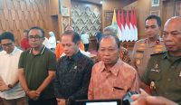 Foto: Menteri LH, Hanif Faizal Nurofiq, Gubernur Bali Wayan Koster bersama Walikota Denpasar, Bupati Badung serta Forkopimda se-Bali. Sumber: Yulius N/wacanabali.com