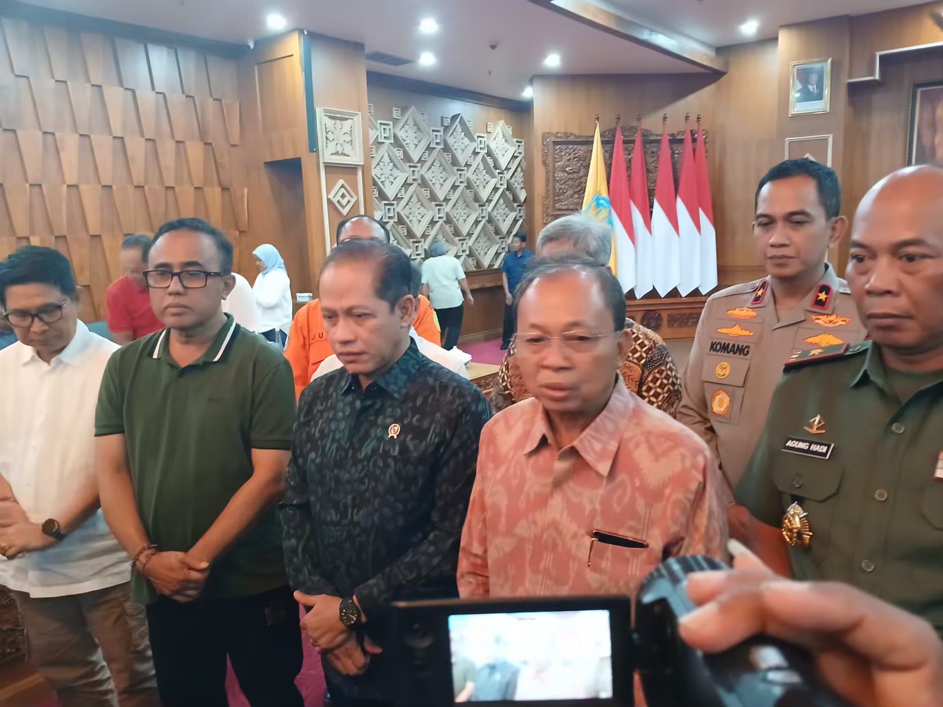 Foto: Menteri LH, Hanif Faizal Nurofiq, Gubernur Bali Wayan Koster bersama Walikota Denpasar, Bupati Badung serta Forkopimda se-Bali. Sumber: Yulius N/wacanabali.com