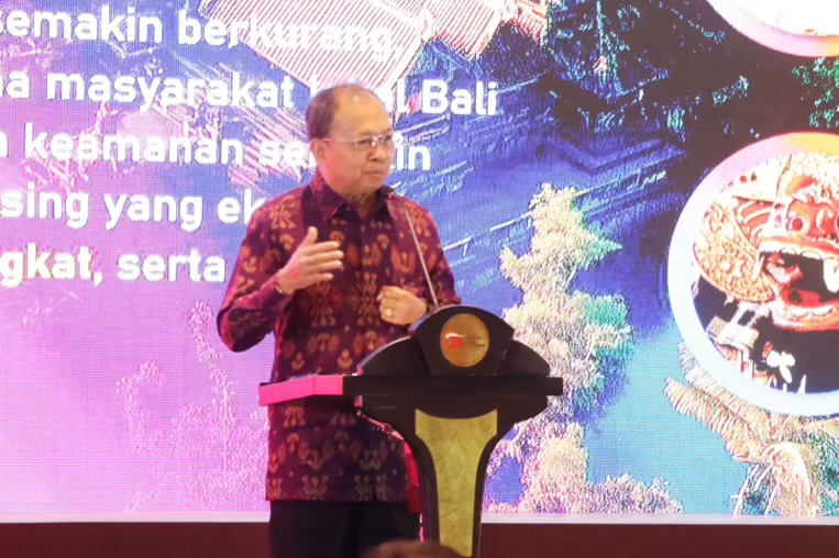 Gubernur Bali Wayan Koster saat menghadiri Forum Pengembangan Ekonomi Daerah, Gubernur Koster Sampaikan Perekonomian Bali di Bangun dari Bawah, di Hyatt Regency Sanur, Senin (20/10/2025). Foto: dok/Pemprov Bali